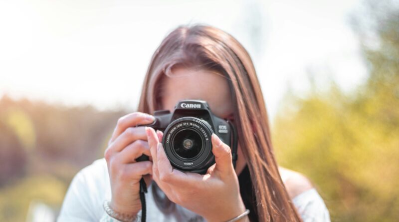Sesja, która zmienia myślenie o sobie. Fotografka o kobiecych kompleksach Sesja, która zmienia myślenie o sobie. Fotografka o kobiecych kompleksach